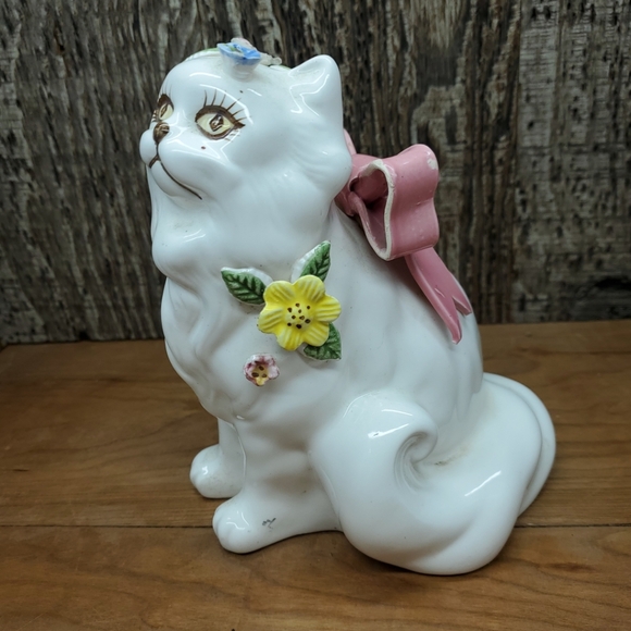 Artistic Gifts Inc Ceramic White Cat with Flowers & Bow Made In Taiwan Vintage - Picture 4 of 9